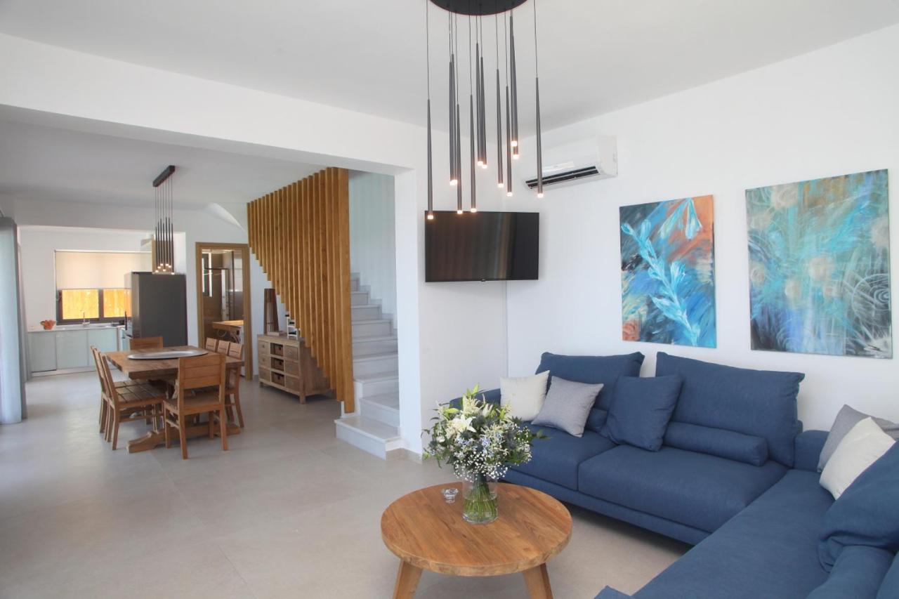 Capro - Milos Bay Villas อาโยส นิกีตัส ภายนอก รูปภาพ