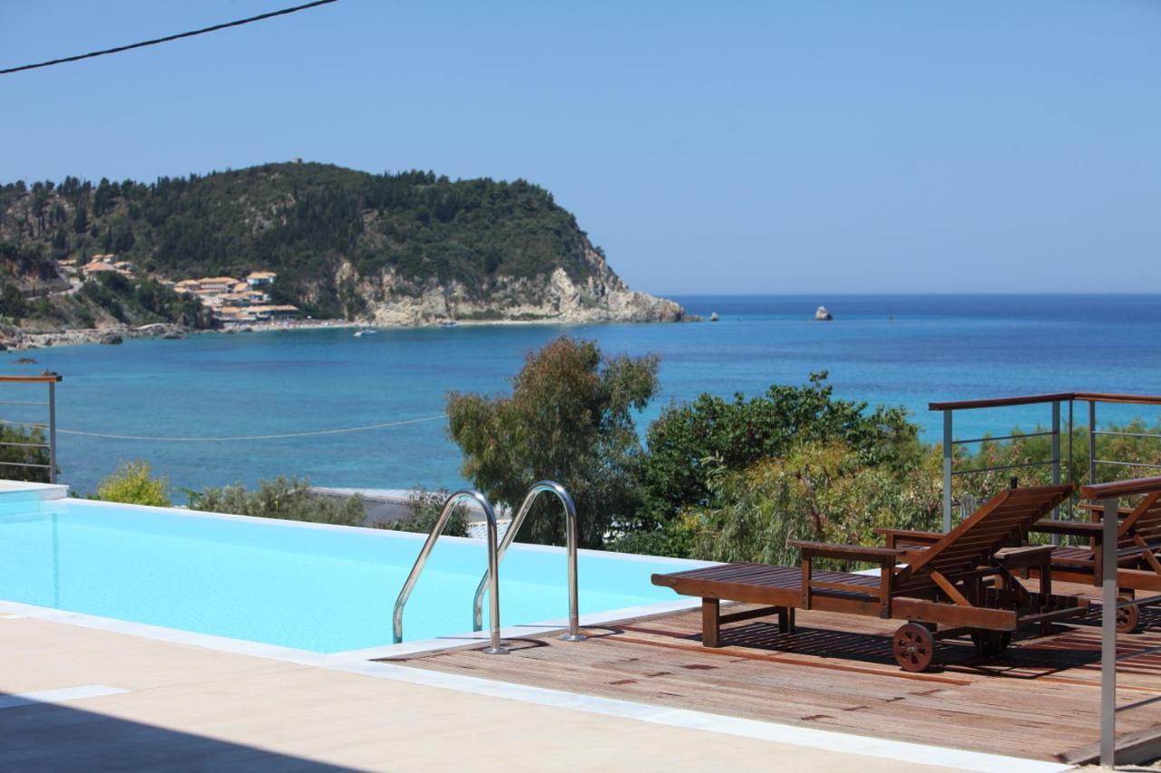 Capro - Milos Bay Villas อาโยส นิกีตัส ภายนอก รูปภาพ