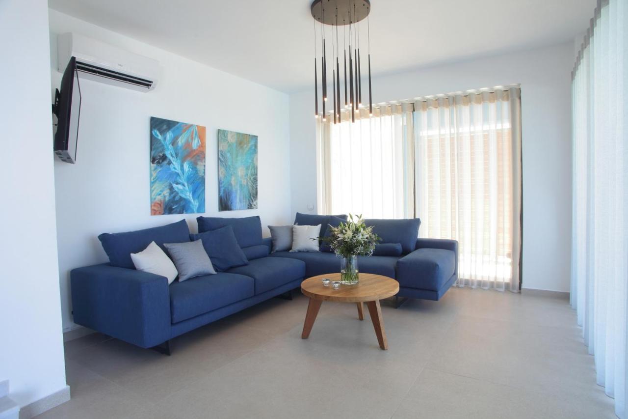 Capro - Milos Bay Villas อาโยส นิกีตัส ภายนอก รูปภาพ