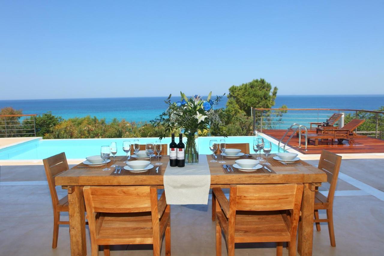 Capro - Milos Bay Villas อาโยส นิกีตัส ภายนอก รูปภาพ