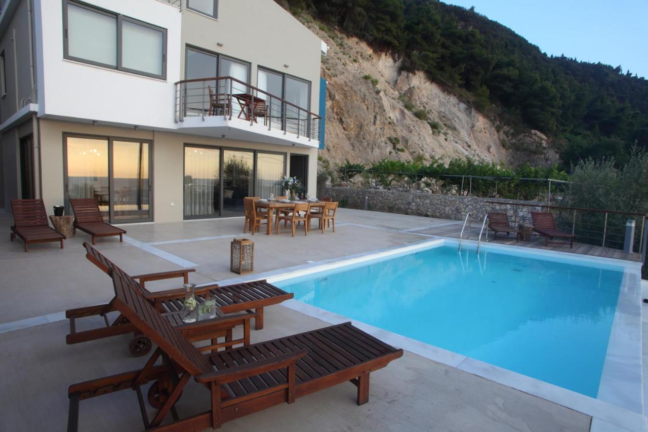 Capro - Milos Bay Villas อาโยส นิกีตัส ภายนอก รูปภาพ