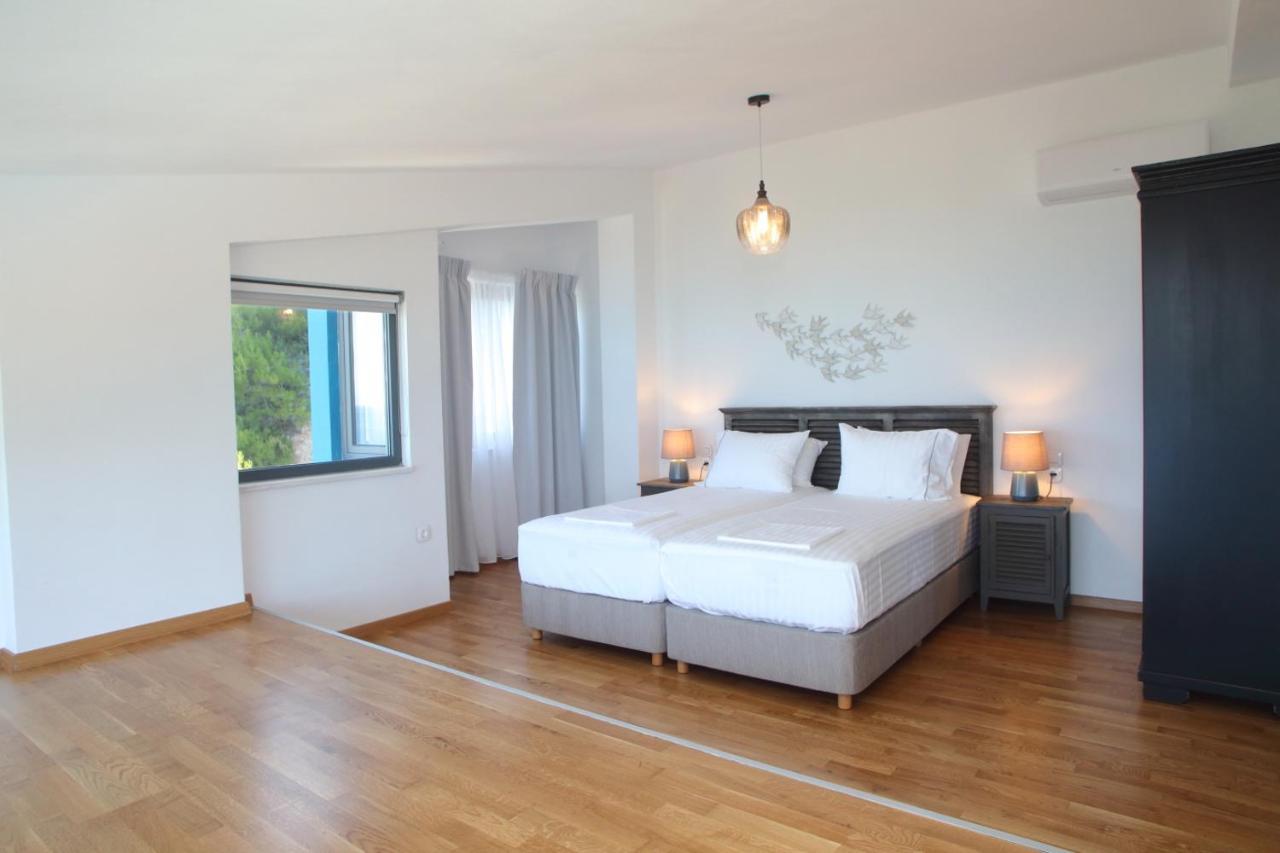 Capro - Milos Bay Villas อาโยส นิกีตัส ภายนอก รูปภาพ