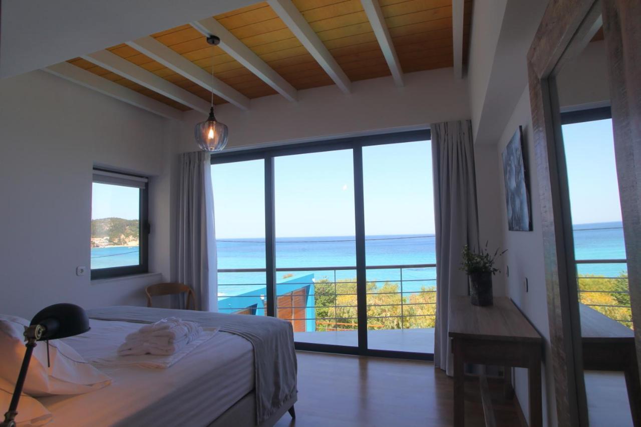Capro - Milos Bay Villas อาโยส นิกีตัส ภายนอก รูปภาพ