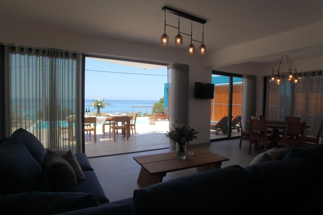 Capro - Milos Bay Villas อาโยส นิกีตัส ภายนอก รูปภาพ