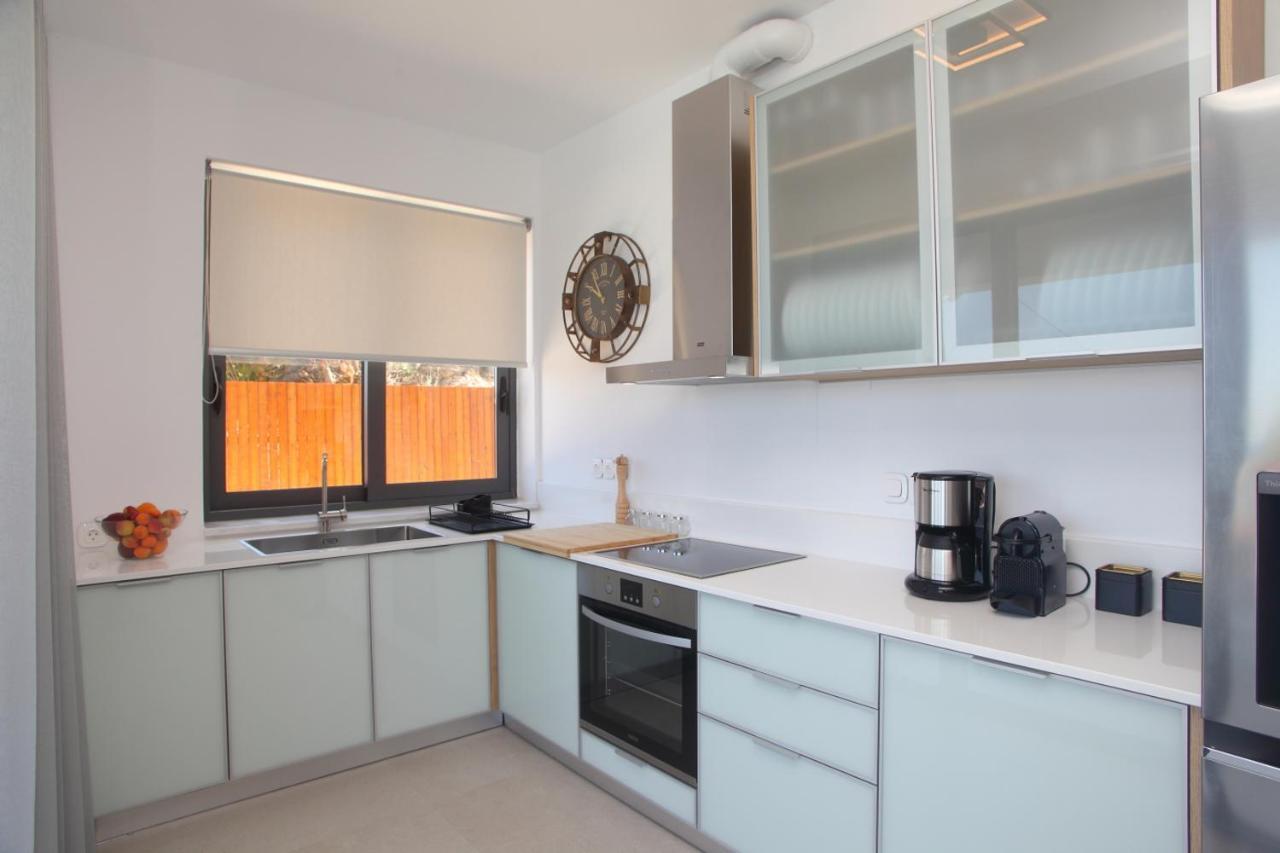 Capro - Milos Bay Villas อาโยส นิกีตัส ภายนอก รูปภาพ
