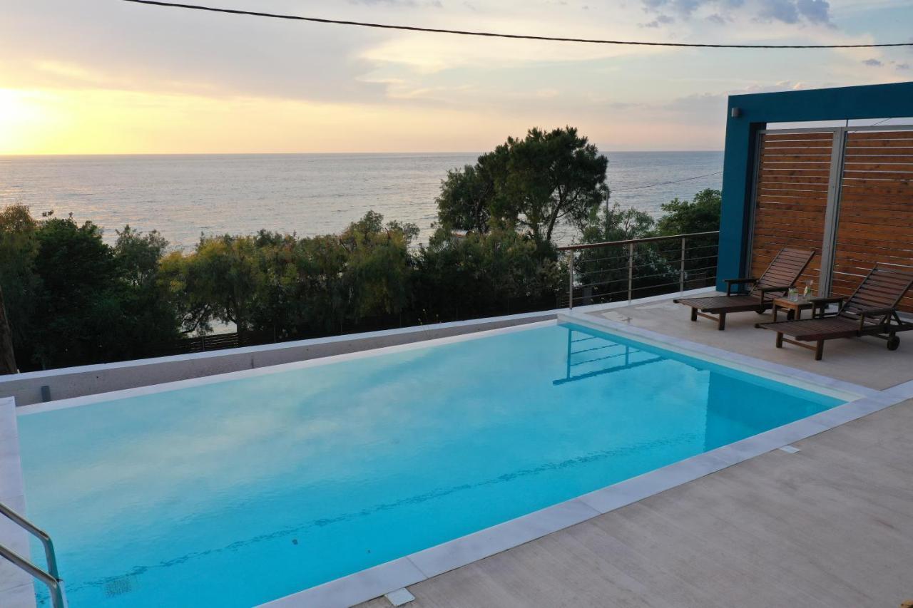 Capro - Milos Bay Villas อาโยส นิกีตัส ภายนอก รูปภาพ