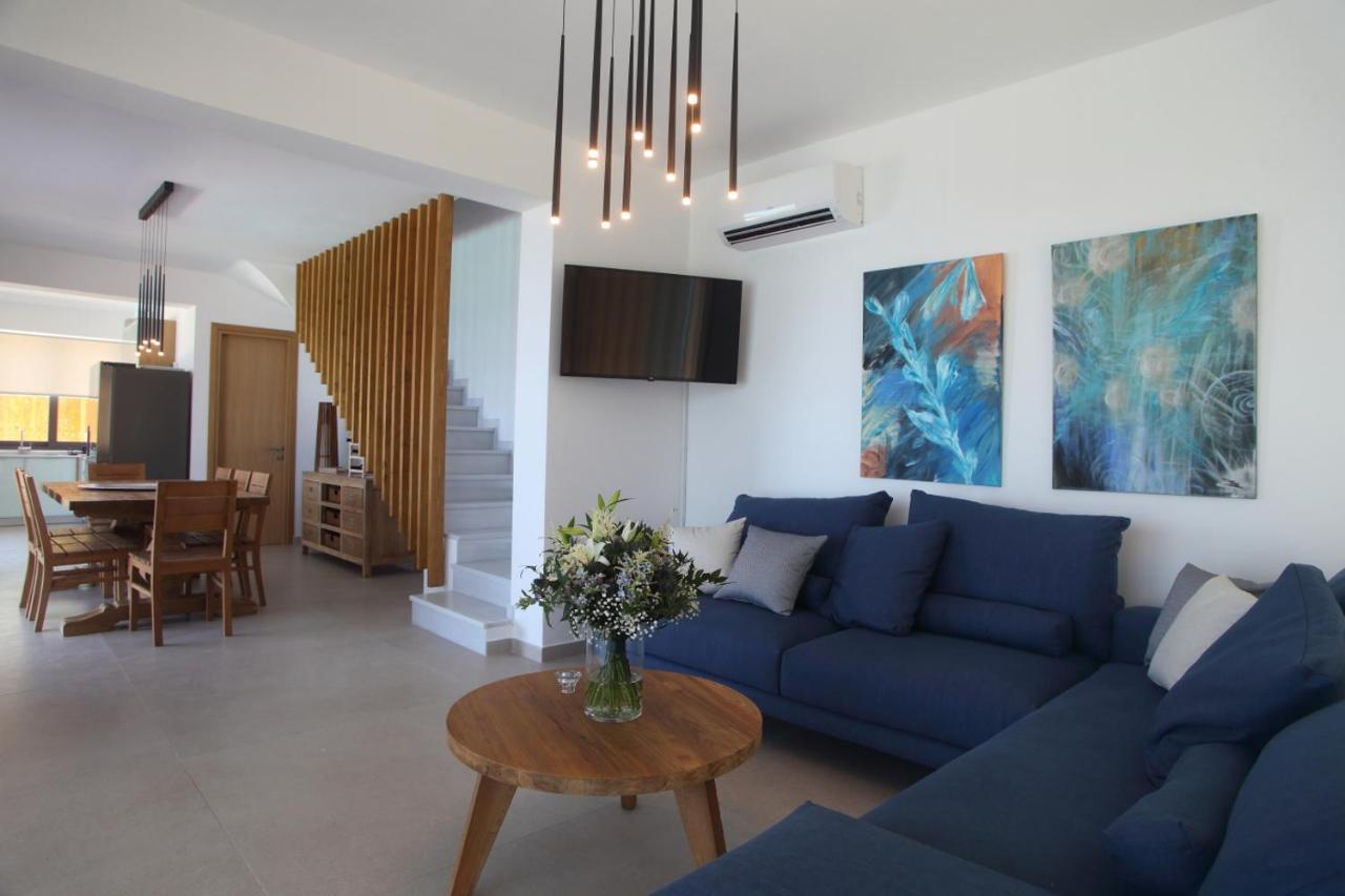 Capro - Milos Bay Villas อาโยส นิกีตัส ภายนอก รูปภาพ