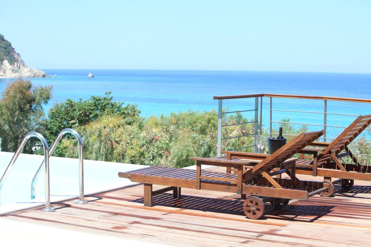 Capro - Milos Bay Villas อาโยส นิกีตัส ภายนอก รูปภาพ