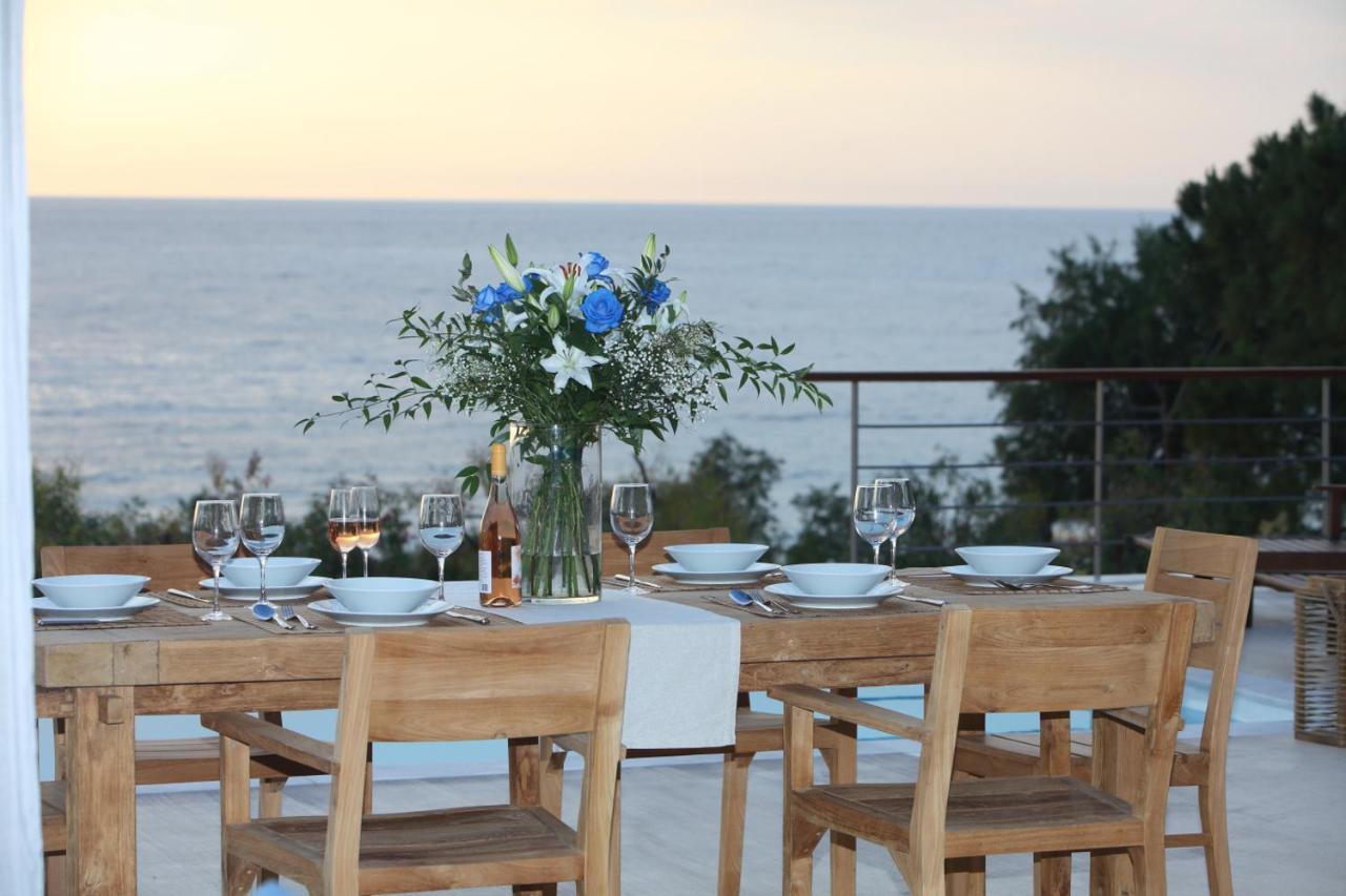 Capro - Milos Bay Villas อาโยส นิกีตัส ภายนอก รูปภาพ