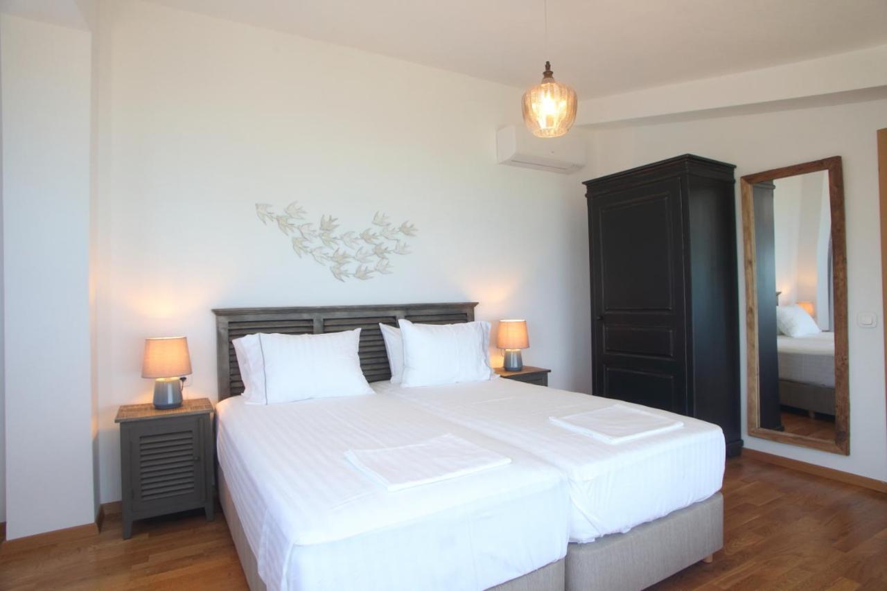 Capro - Milos Bay Villas อาโยส นิกีตัส ภายนอก รูปภาพ