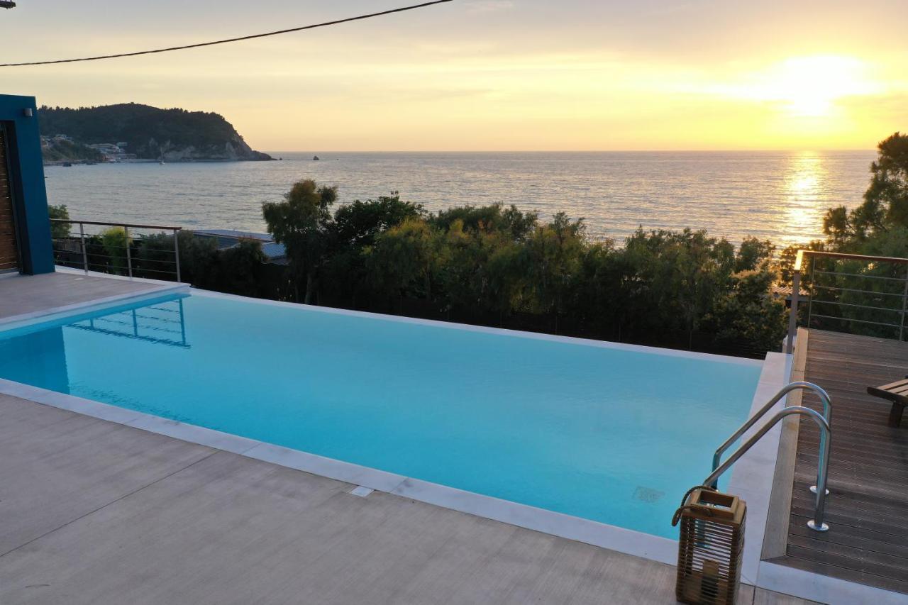 Capro - Milos Bay Villas อาโยส นิกีตัส ภายนอก รูปภาพ