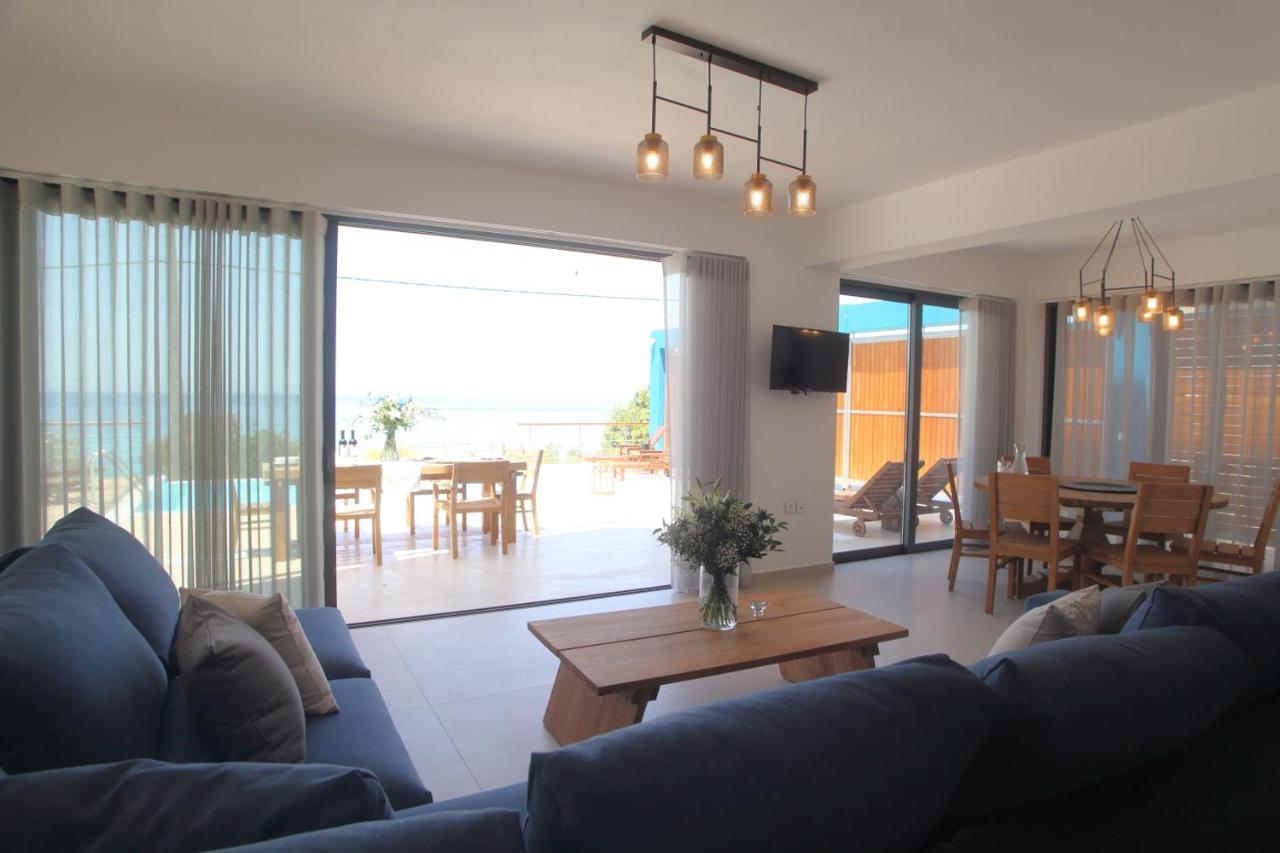 Capro - Milos Bay Villas อาโยส นิกีตัส ภายนอก รูปภาพ
