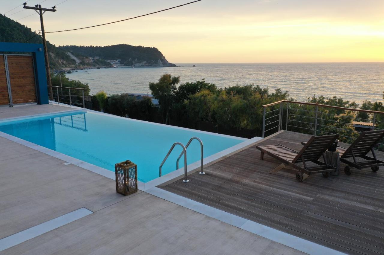 Capro - Milos Bay Villas อาโยส นิกีตัส ภายนอก รูปภาพ